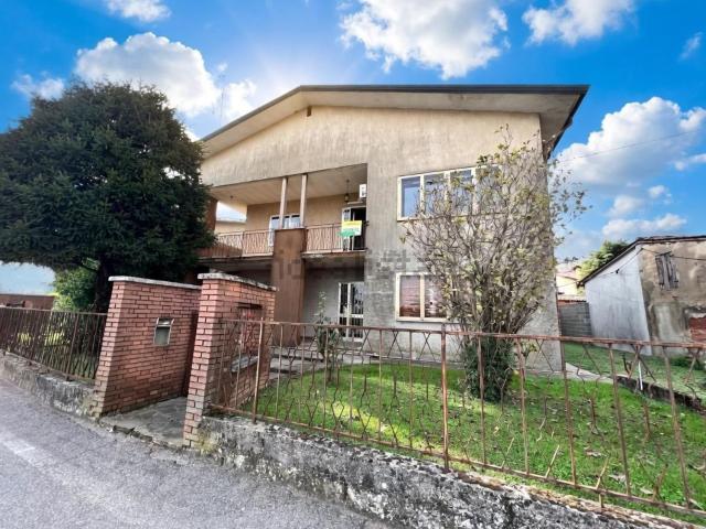 Villetta indipendente in vendita di 340 m² in Via G. Rossini, 10