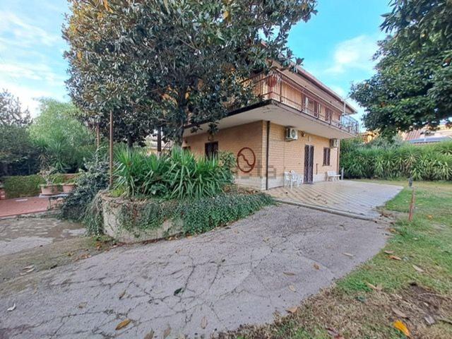 Villetta indipendente in vendita di 340 m² in Via Svetonio