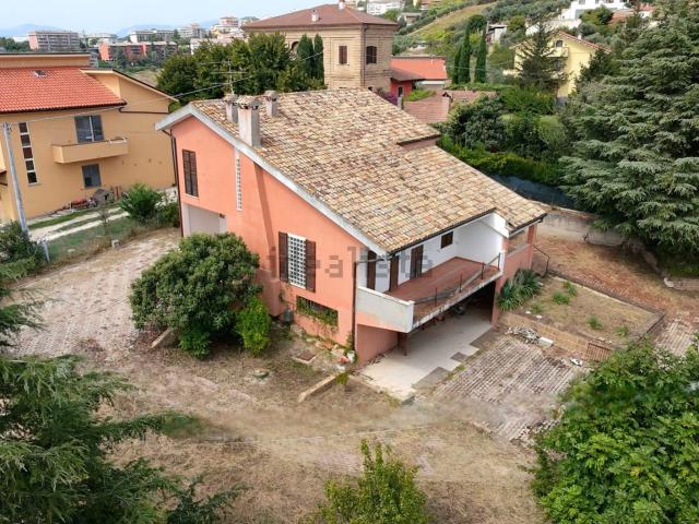 Villetta indipendente in vendita di 340 m² in Strada Fontanelle