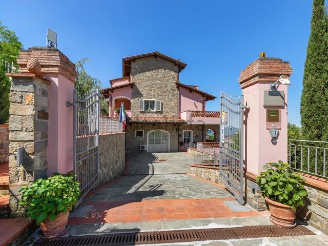 Villetta indipendente in vendita di 342 m² in Via Dante Alighieri, 1