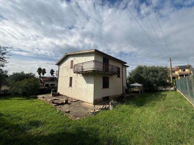 Villetta indipendente in vendita di 342 m² in Via Rosetole