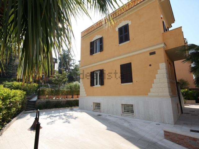 Villetta indipendente in vendita di 345 m² in Via Gennargentu, 11