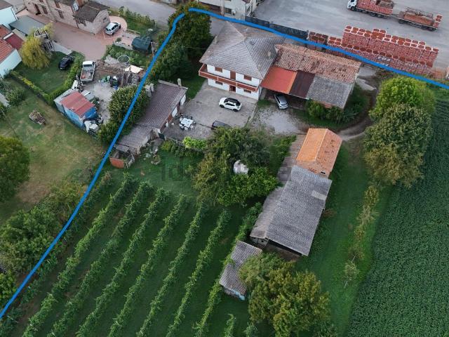 Villetta indipendente in vendita di 345 m² in Via Roncala, 1018