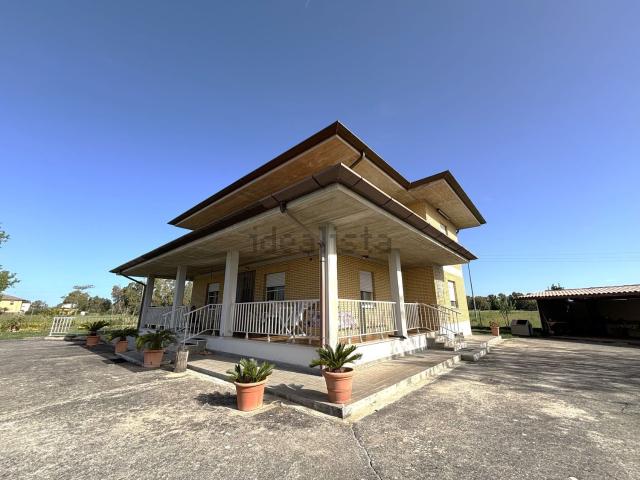 Villetta indipendente in vendita di 345 m² in Strada Lunga