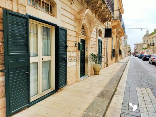Villetta indipendente in vendita di 346 m² in Via Sergio Sallicano