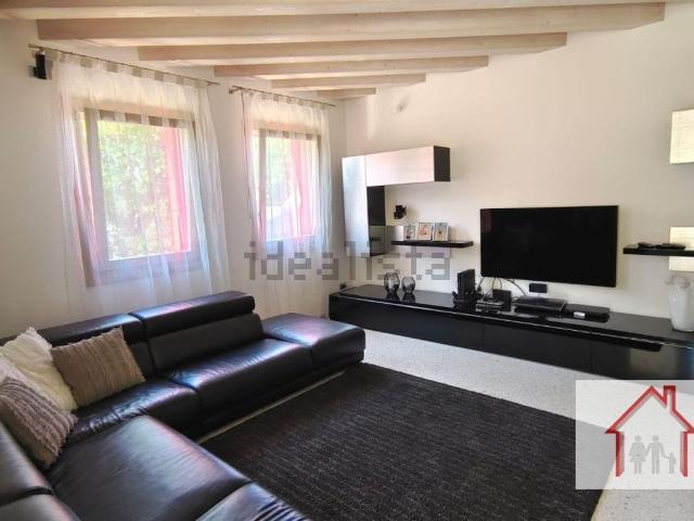 Villetta indipendente in vendita di 348 m² in Via Giacomo Leopardi