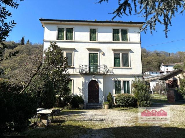 Villetta indipendente in vendita di 348 m² in Via Roma