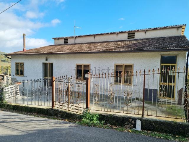 Villetta indipendente in vendita di 350 m² in Via Cerro
