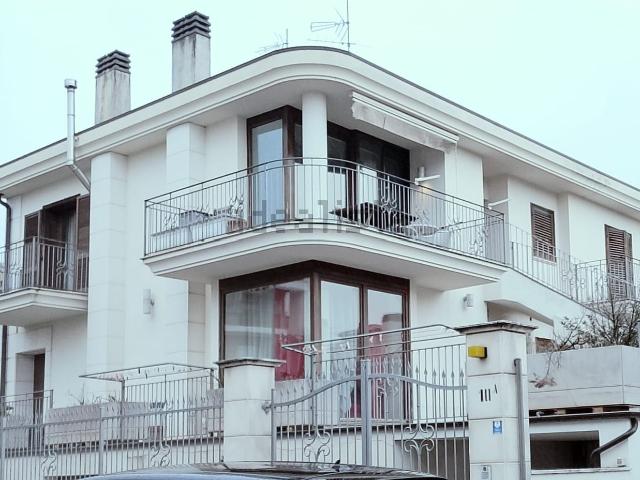 Villetta indipendente in vendita di 350 m² in Via Antonio Canova