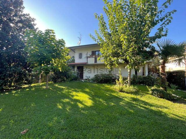 Villetta indipendente in vendita di 350 m² in Via dell&apos Acqua