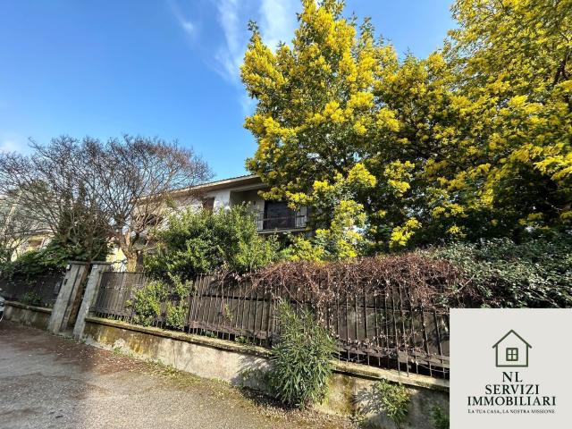 Villetta indipendente in vendita di 350 m² in Via E. Ferrario