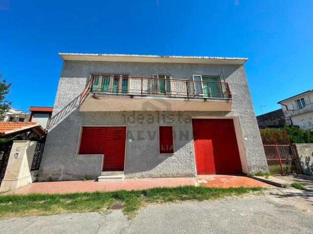 Villetta indipendente in vendita di 350 m² in Via II Giugno, 11