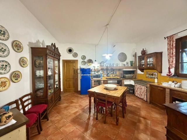 Villetta indipendente in vendita di 350 m² in Via Lucchese