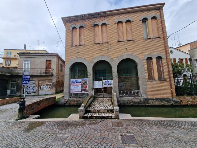 Villetta indipendente in vendita di 350 m² in Via Ludovico Muratori