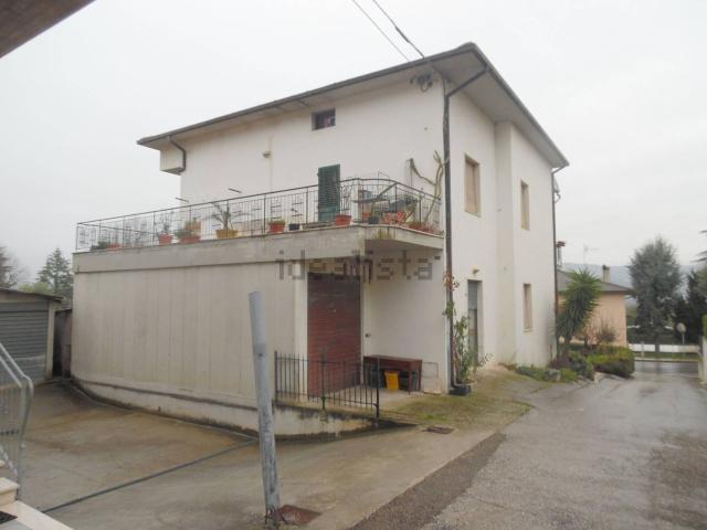 Villetta indipendente in vendita di 350 m² in Via Salaria