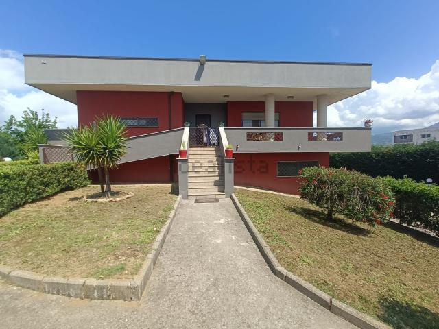 Villetta indipendente in vendita di 350 m² in Contrada Lecco, 77