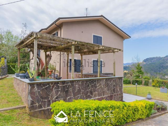 Villetta indipendente in vendita di 351 m² in Via Cerretta Bassa, 23