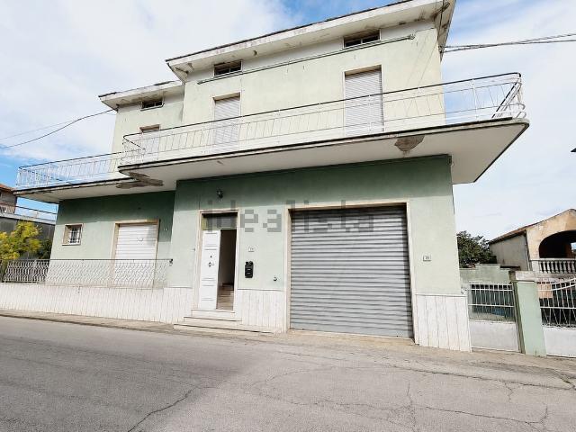 Villetta indipendente in vendita di 352 m² in Via Alcide De Gasperi
