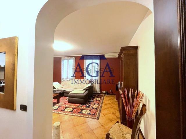 Villetta indipendente in vendita di 352 m² in Via Sorgente
