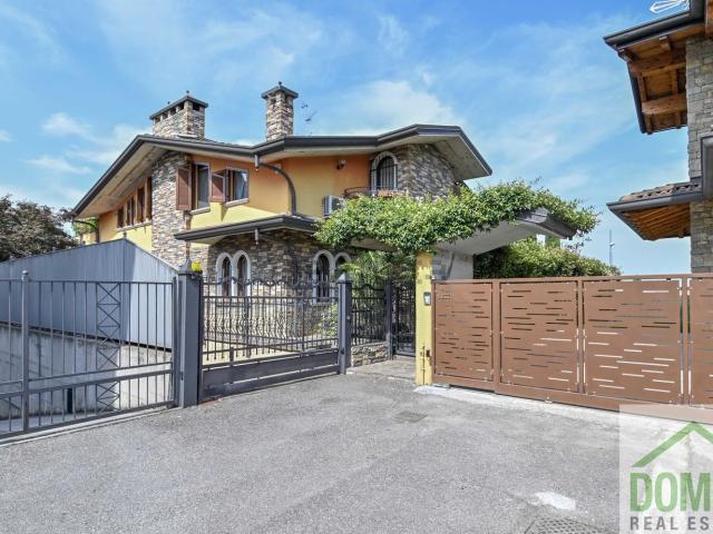 Villetta indipendente in vendita di 354 m² in Via Roma