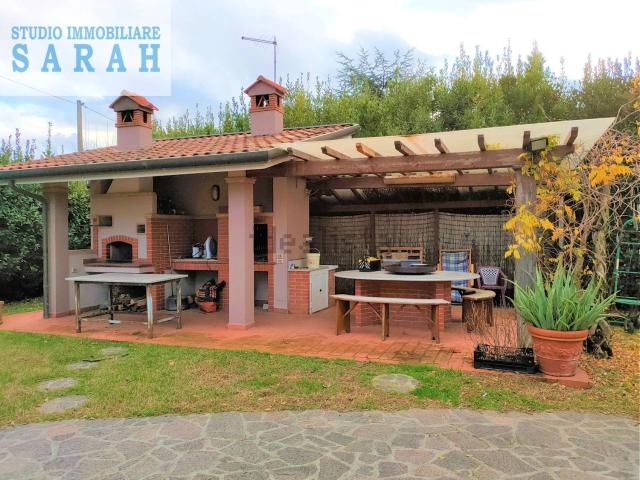 Villetta indipendente in vendita di 355 m² in Via delle Giunchiglie