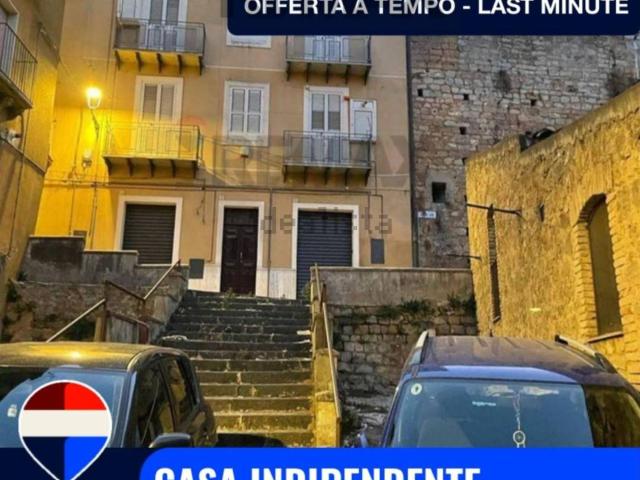 Villetta indipendente in vendita di 355 m² in Via Lo Re, 3