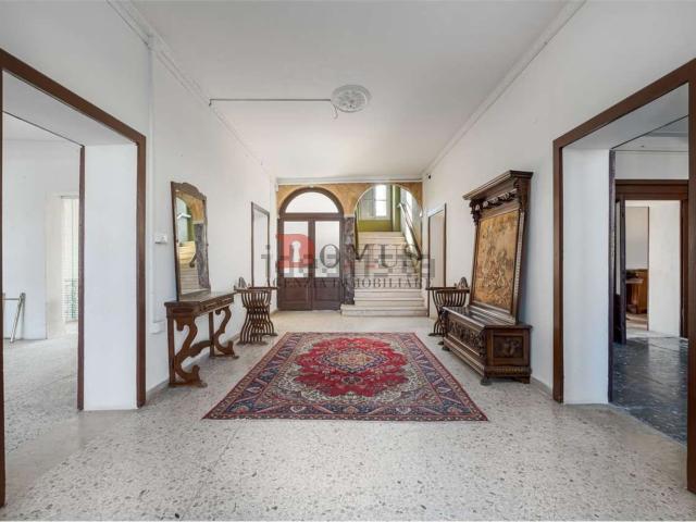 Villetta indipendente in vendita di 355 m² in Via Lodovico Verrara, 44