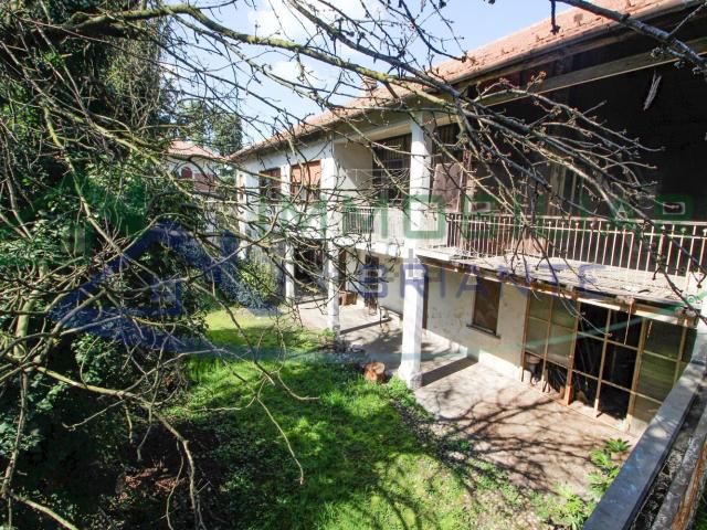 Villetta indipendente in vendita di 358 m² in Via Francesco Petrarca, 1