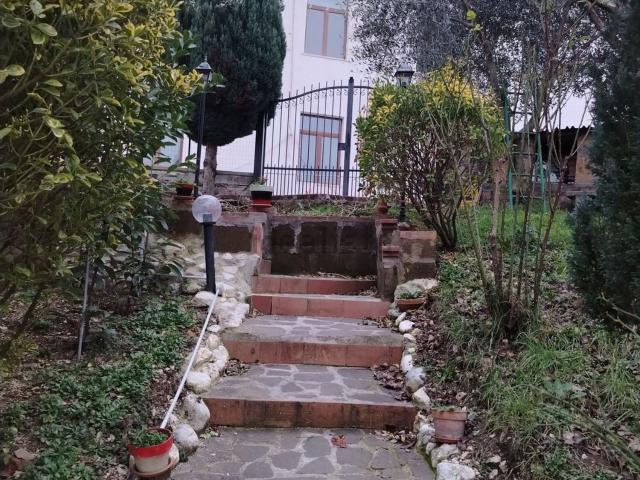 Villetta indipendente in vendita di 360 m² in Via delle Scuole, 3