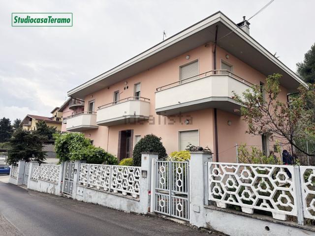 Villetta indipendente in vendita di 360 m² in Via piermarini
