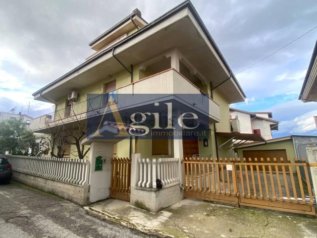 Villetta indipendente in vendita di 360 m² in Via V. Bellini, 6