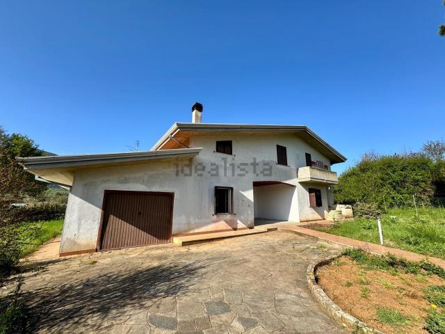 Villetta indipendente in vendita di 362 m² in Via Celleta