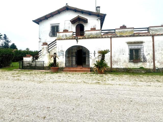 Villetta indipendente in vendita di 364 m² in Via Giannottola, 3