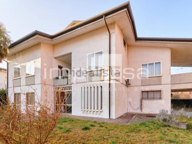 Villetta indipendente in vendita di 365 m² in Via Roma, 2