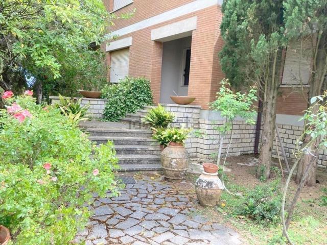 Villetta indipendente in vendita di 370 m² in Via Giacomo Matteotti