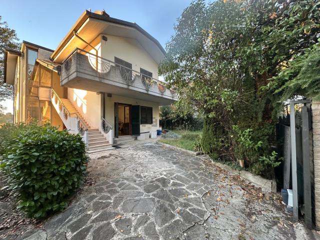 Villetta indipendente in vendita di 370 m² in Via Dante Alighieri
