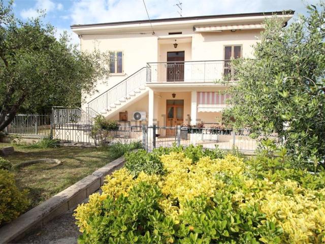 Villetta indipendente in vendita di 370 m² in Via Serra