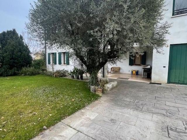 Villetta indipendente in vendita di 371 m² in Via San Francesco, 100
