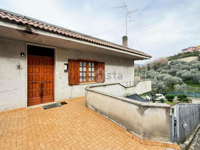 Villetta indipendente in vendita di 375 m² in Via Bellini, 49