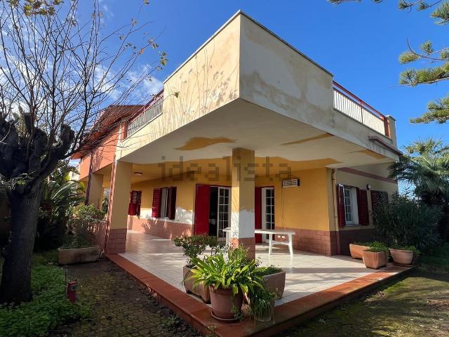 Villetta indipendente in vendita di 375 m² in Via dei Romani, 4