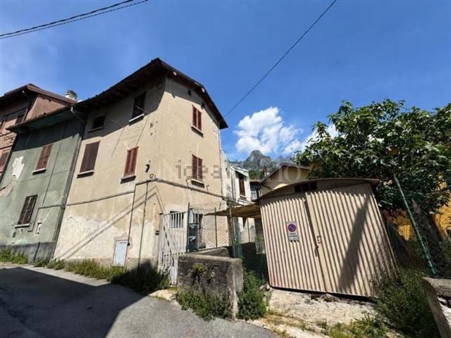 Villetta indipendente in vendita di 376 m² in Via Capolino