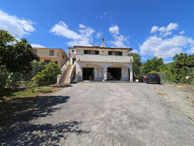 Villetta indipendente in vendita di 376 m² in Via Acqua del Lauro, 4