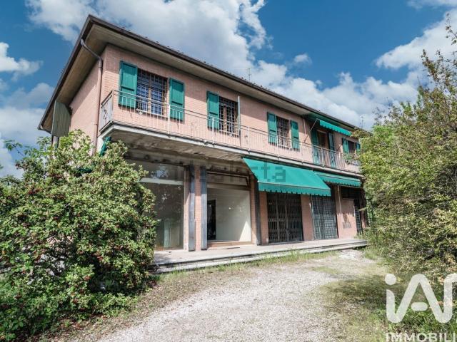 Villetta indipendente in vendita di 376 m² in Via Modena, 232