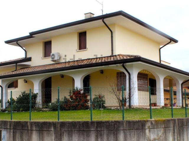 Villetta indipendente in vendita di 378 m² in Via Adelaide Ristori
