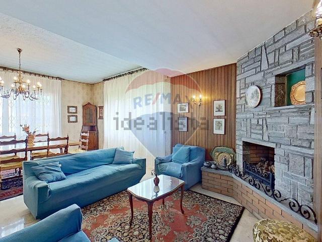 Villetta indipendente in vendita di 378 m² in Via Montello, 21
