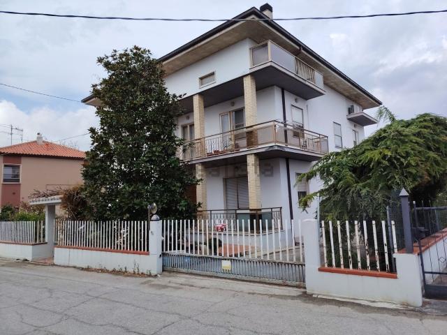 Villetta indipendente in vendita di 379 m² in Contrada tofo sant&apos eleuterio