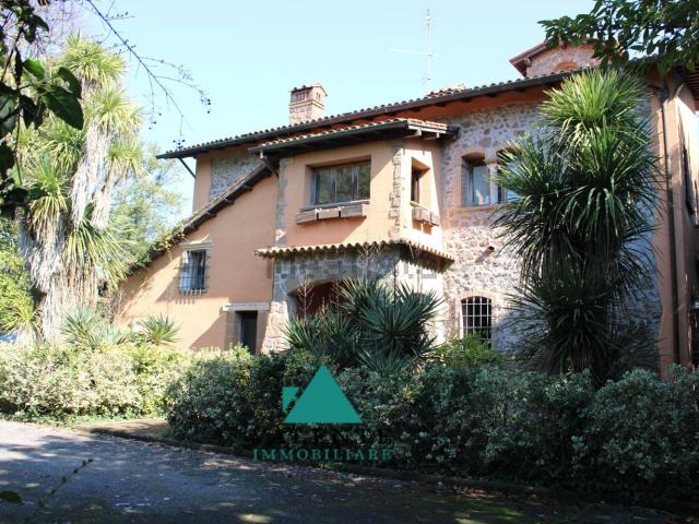 Villetta indipendente in vendita di 380 m² in Via Colle dei Lauri