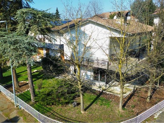 Villetta indipendente in vendita di 380 m² in Via Ippolito Nievo, 9