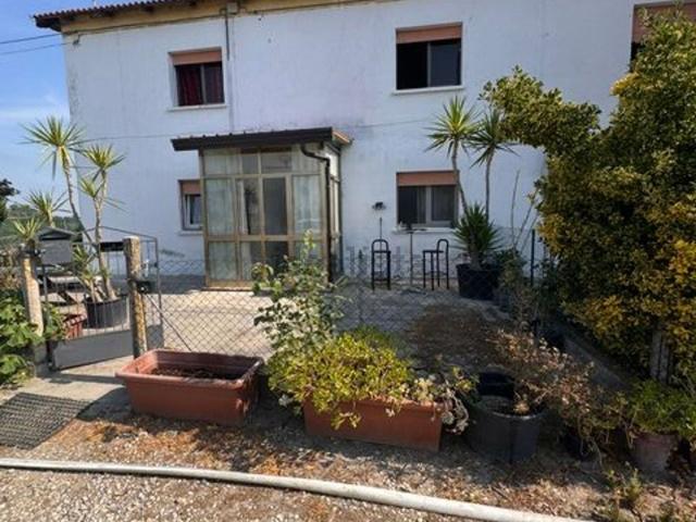 Villetta indipendente in vendita di 380 m² in Via Lombardia