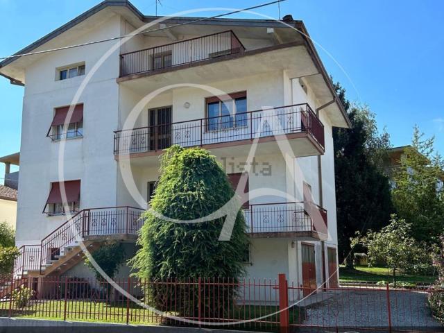 Villetta indipendente in vendita di 380 m² in Via Lignano